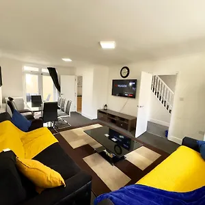 4 Bedrooms House, 3 Bathrooms , Separate Reception, Full Kitchen, Garden, Parking London